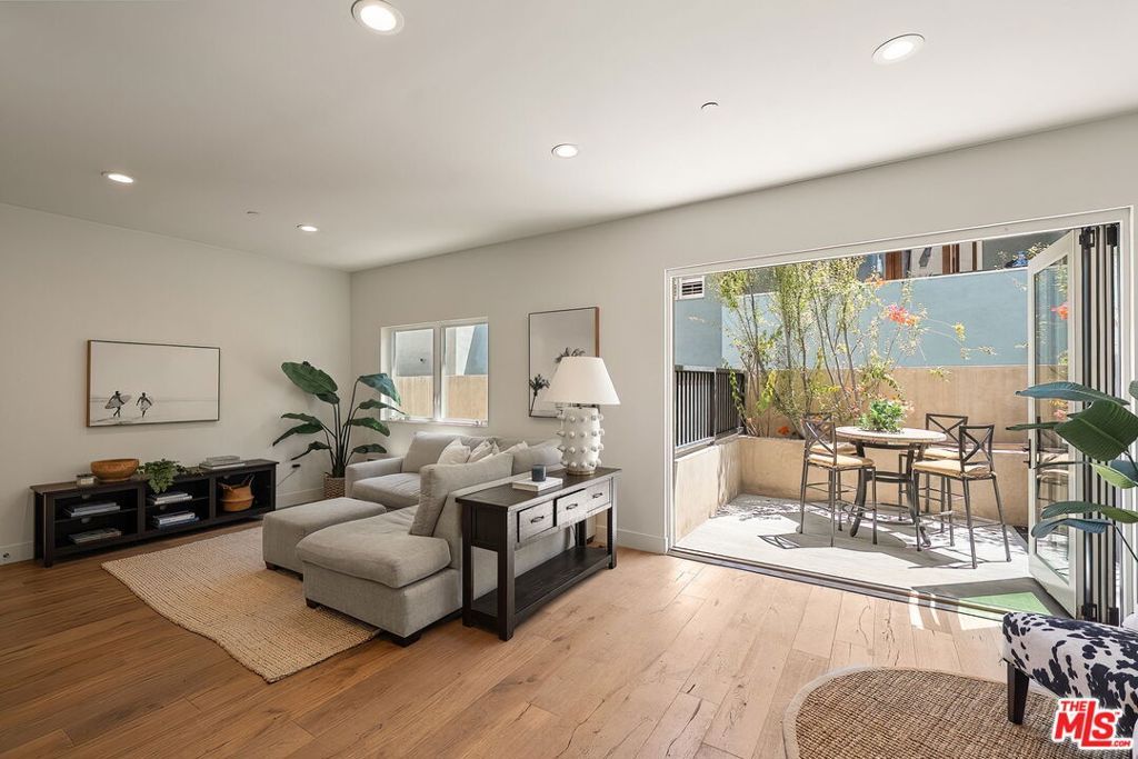 Photo of 943 16th Street #4, Santa Monica, CA 90403 (MLS # 26736811)