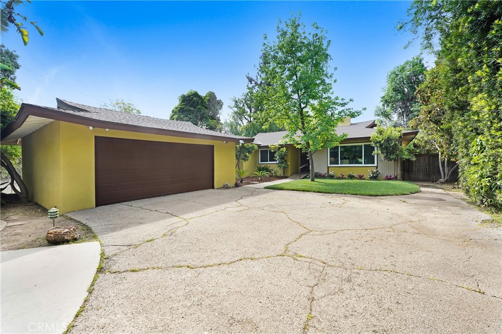 214 W Le Roy Avenue