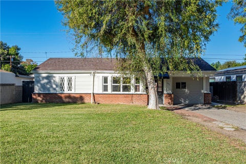 Photo of 433 S Grand AVE, Glendora, CA 91741 (MLS # CV26232400)