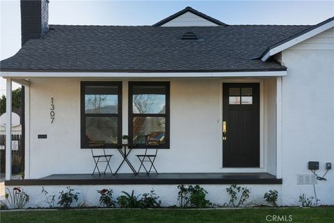 Photo of 1307 N Avon St, Burbank, CA 91505 (MLS # SR26034740)