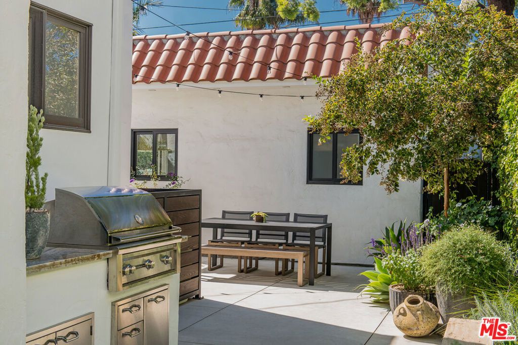 Photo of 2157 Linnington Avenue, Los Angeles, CA 90025 (MLS # 25606503)