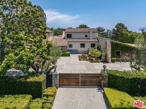 Photo of 976 N Alpine Drive, Beverly Hills, CA 90210 (MLS # 26663977)