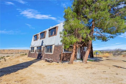 Photo of 19765 Rox Road, Apple Valley, CA 92308 (MLS # TR25188126)