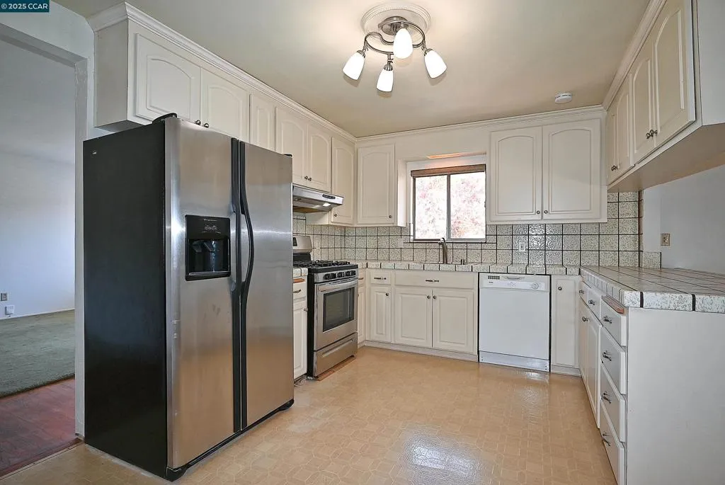 Martinez, California 94553, United States, 3 Bedrooms Bedrooms, ,2 BathroomsBathrooms,Residential,Active,189031