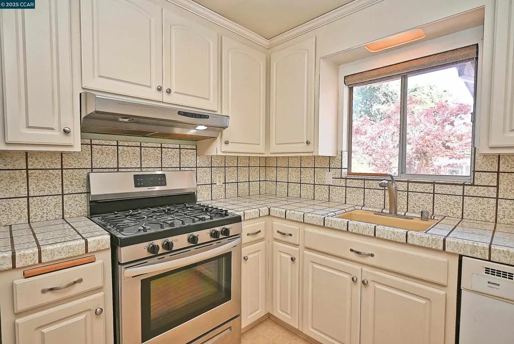 Martinez, California 94553, United States, 3 Bedrooms Bedrooms, ,2 BathroomsBathrooms,Residential,Active,189031