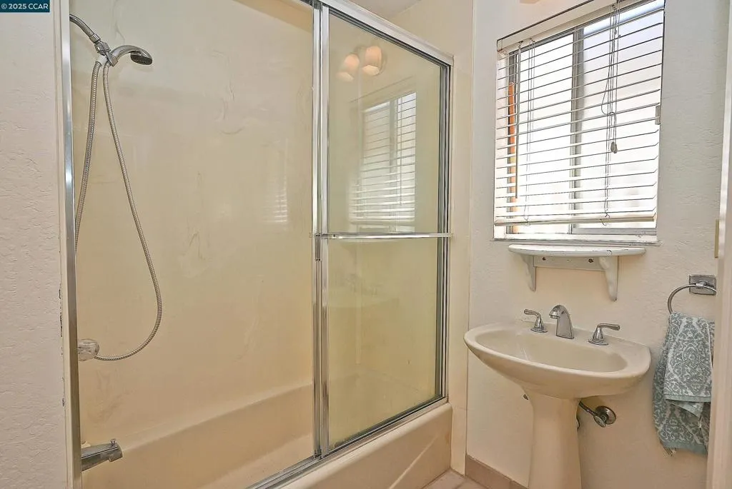 Martinez, California 94553, United States, 3 Bedrooms Bedrooms, ,2 BathroomsBathrooms,Residential,Active,189031