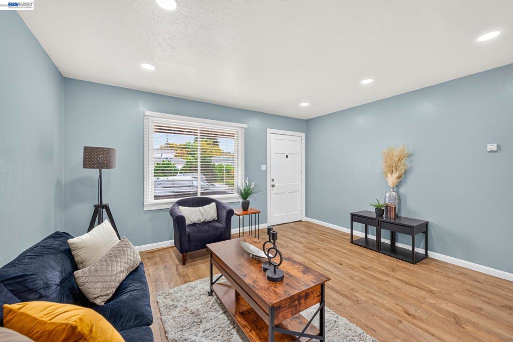 Properties 4 5616 Alameda Ave