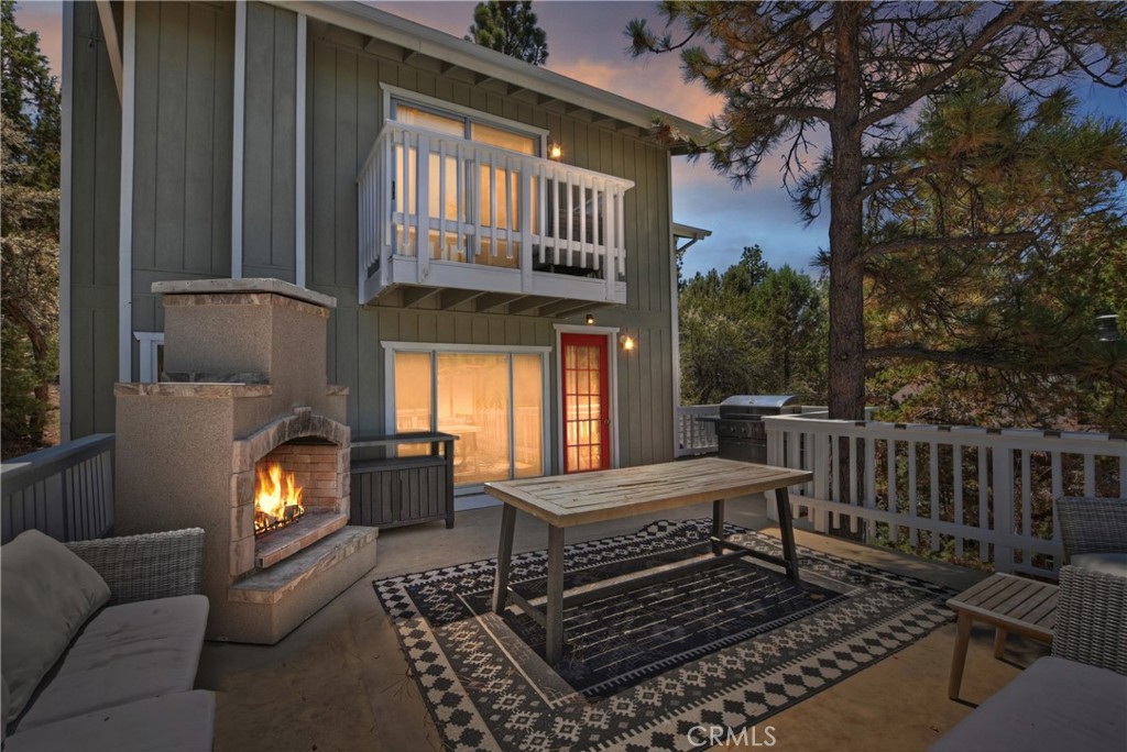 THE PRICE IS RIGHT! Wait until you see the value on this custom three-bedroom, three-bathroom custom home with features including two rock fireplaces (one in the primary bedroom), a Chef's step-saver Kitchen with SS appliances, a dining nook, central natural gas heating, travertine tile flooring, a full-size laundry facility, a huge view deck and an outdoor spa with views of Gold Mountain and all with fresh paint, inside and out.