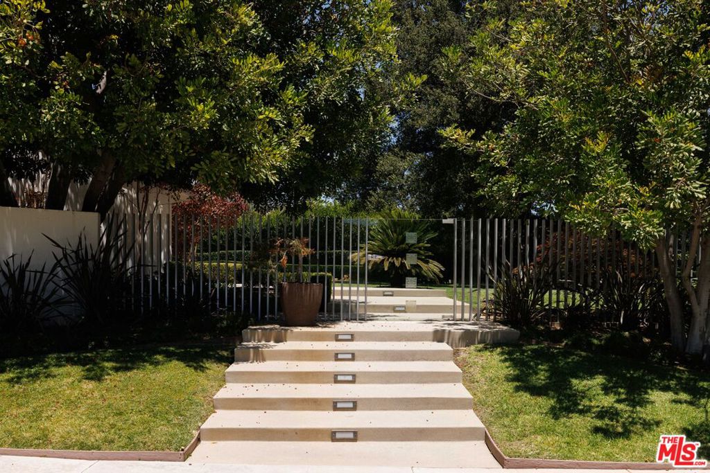 880 Canterbury Road
