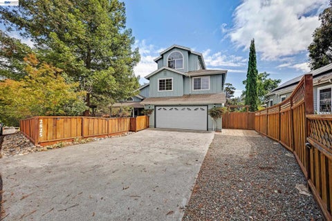Photo of 2825 Hillcrest Avenue AVE, Hayward, CA 94542 (MLS # 41146175)