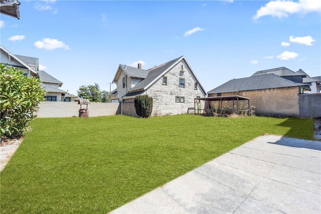 2320 W 25th