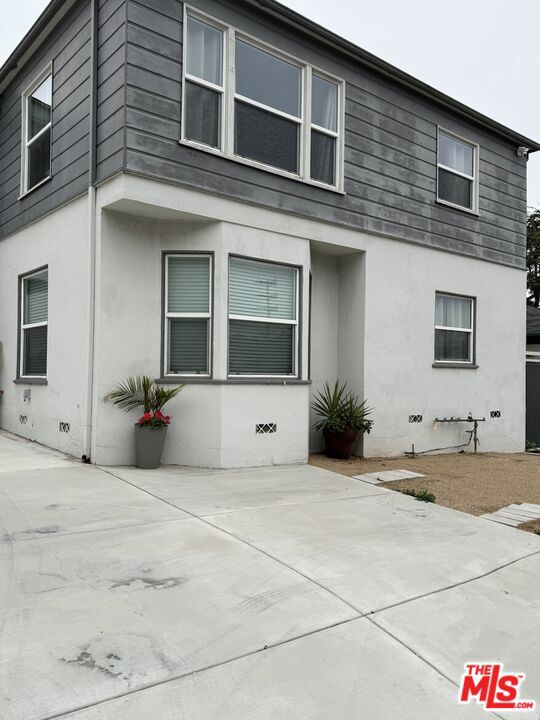 Bright and newly remodeled spacious penthouse (top floor) condo with an updated kitchen and recently updated bathroom. Located in prime Westwood near Century City and walking distance to UCLA/Westwood Village. The kitchen features quartz countertops, check professional oven and new appliances along with hardwood floors throughout the entire condo. Washer driver inside the unit (in the kitchen closet).