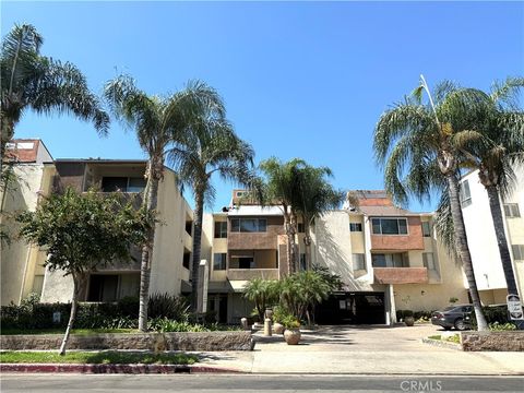 Photo of 5325 Newcastle Avenue, Encino, CA 91316 (MLS # SR25208432)