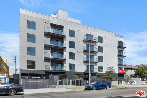 Photo of 321 S Oxford Avenue #306, Los Angeles, CA 90006 (MLS # 26105421)