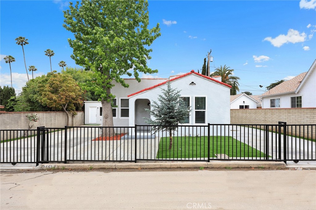Good Location! Good Location!Situated in the highly desirable Altadena area, just a 10-minute drive to the renowned Pasadena ArtCenter College of Design, Rose Bowl, Old Town Pasadena, and Caltech.This property enjoys an exceptional location with convenient transportation, full living amenities, and close proximity to popular landmarks. Surrounded by high-end shopping, dining, arts, and an elite academic and research community including Caltech and NASA’s Jet Propulsion Laboratory (JPL)!Echo Mountain / Mount Lowe Trail is one of the most popular hiking and scenic routes in Altadena, attracting tourists and outdoor enthusiasts year-round.The Rose Bowl Stadium hosts large-scale events and concerts throughout the year, creating strong and recurring demand for nearby housing!This property offers flexible use, strong investment potential, and easy management. Both the front and back units are 2-bedroom, 1-bath homes, with a practical layout including a dual-driveway with 5 parking spaces. Recently upgraded with brand-new plumbing and heating systems, it significantly reduces future maintenance costs. Equipped with a secure double-gated driveway for enhanced privacy and safety. The front unit is approximately 791 sq ft, and the rear unit is about 534 sq ft — a rare high-value find in the Altadena market.
Whether for personal residence or investment, this is your best choice!