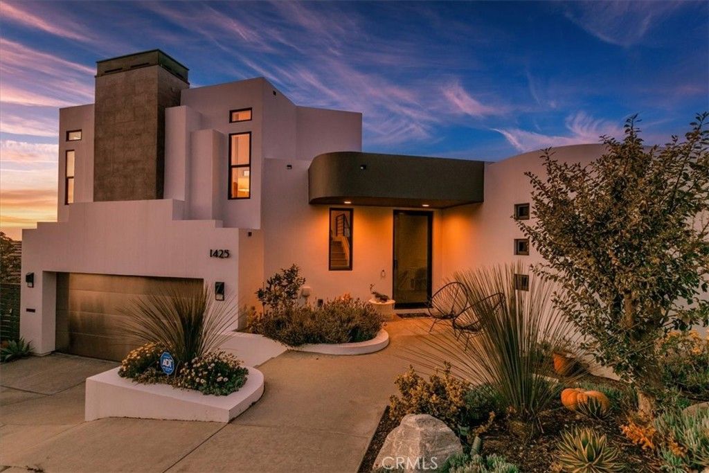 Photo of 1425 Skyline Dr, Laguna Beach, CA 92651 (MLS # IV25270073)