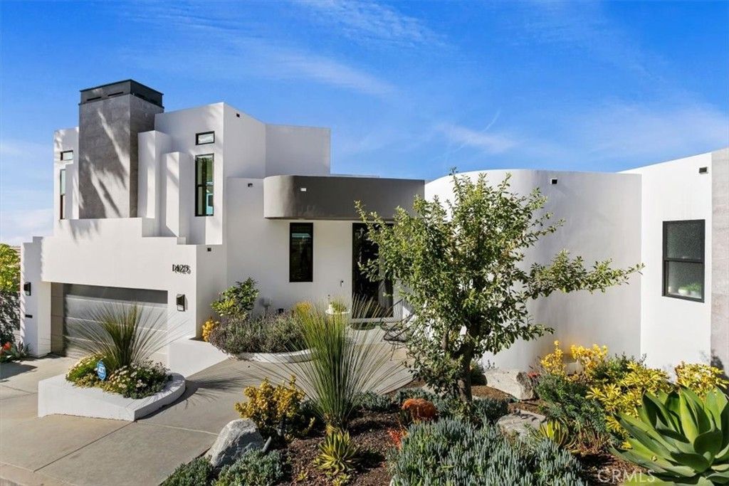 Photo of 1425 Skyline Dr, Laguna Beach, CA 92651 (MLS # IV25270073)