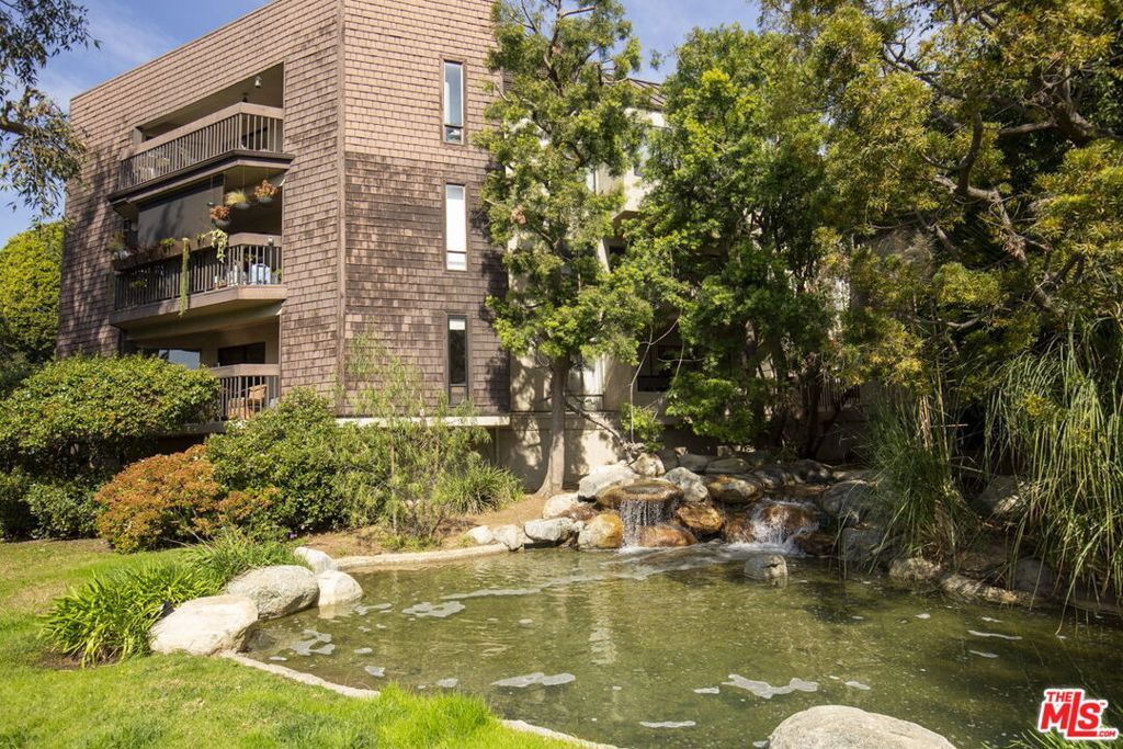Photo of 950 N Kings Road #208, West Hollywood, CA 90069 (MLS # 25559965)