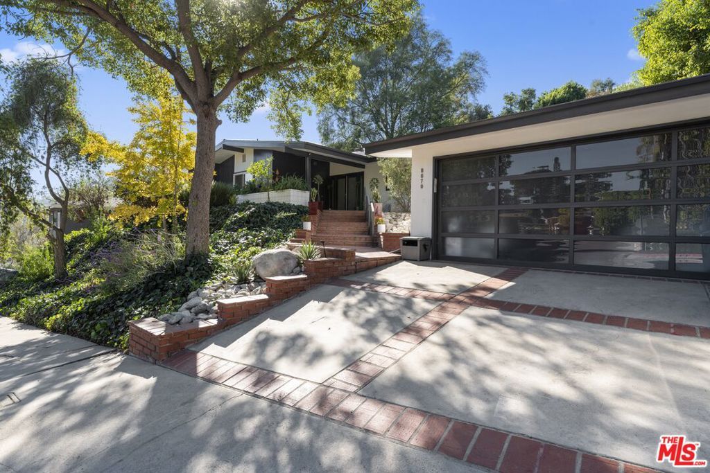 Photo of 8670 Allenwood Road, Los Angeles, CA 90046 (MLS # 25595869)