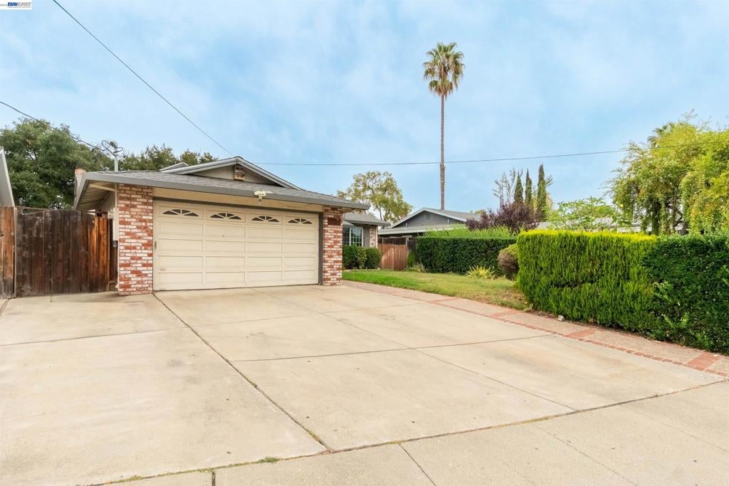 1221 Brookview Dr