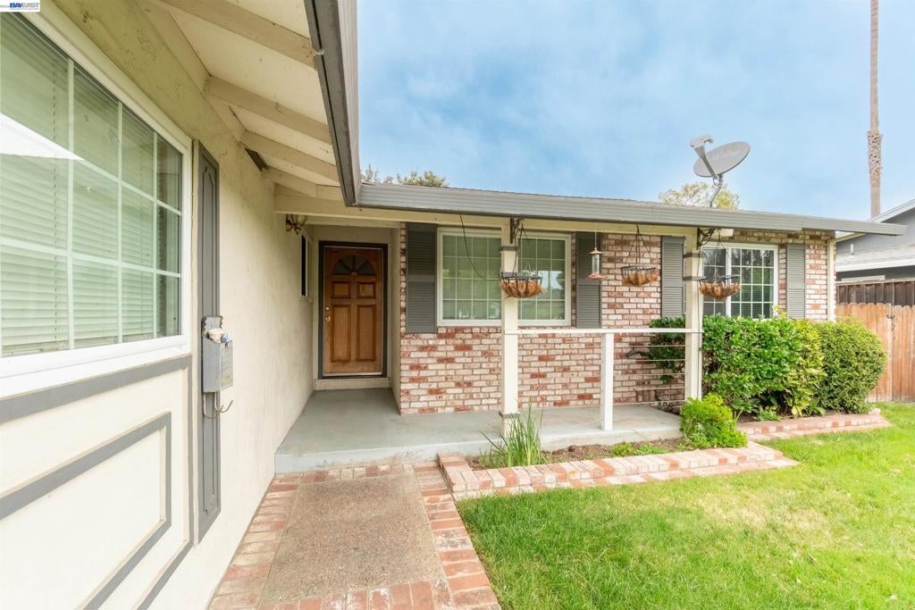 1221 Brookview Dr