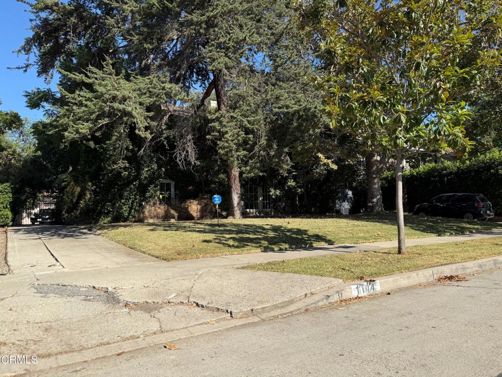 2-Story FIXER/INVESTMENT OPPORTUNITYLocated in the highly desirable neighborhood of Historic Preservation Overlay Zone Arlington Heights. This pre-WWII vintage home boasts traditional architecture with excellent access to dining, shopping, local parks, schools, and is minutes from Downtown Los Angeles Proper. This rare opportunity is nestled between Country Club Drive and Olympic Blvd. and although in need of substantial updating and repair holds incredible potential on one of the finest streets in Arlington Heights.