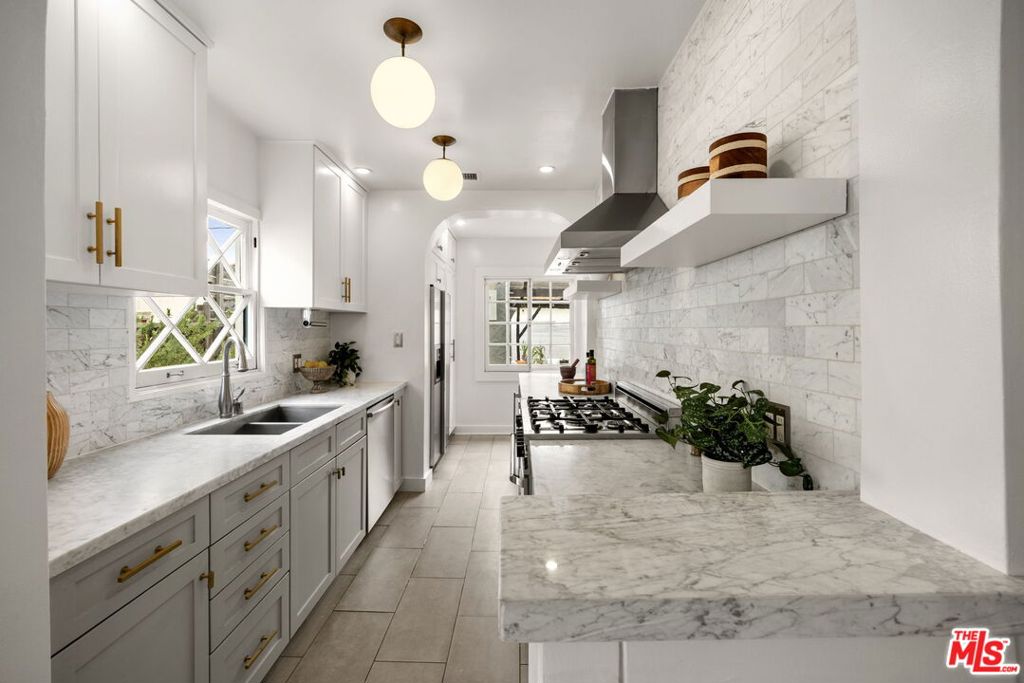 911 Superba Avenue