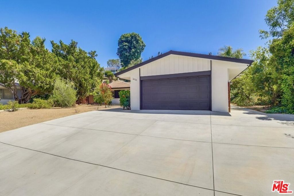Photo of 24300 Clipstone Street, Woodland Hills, CA 91367 (MLS # 25574549)