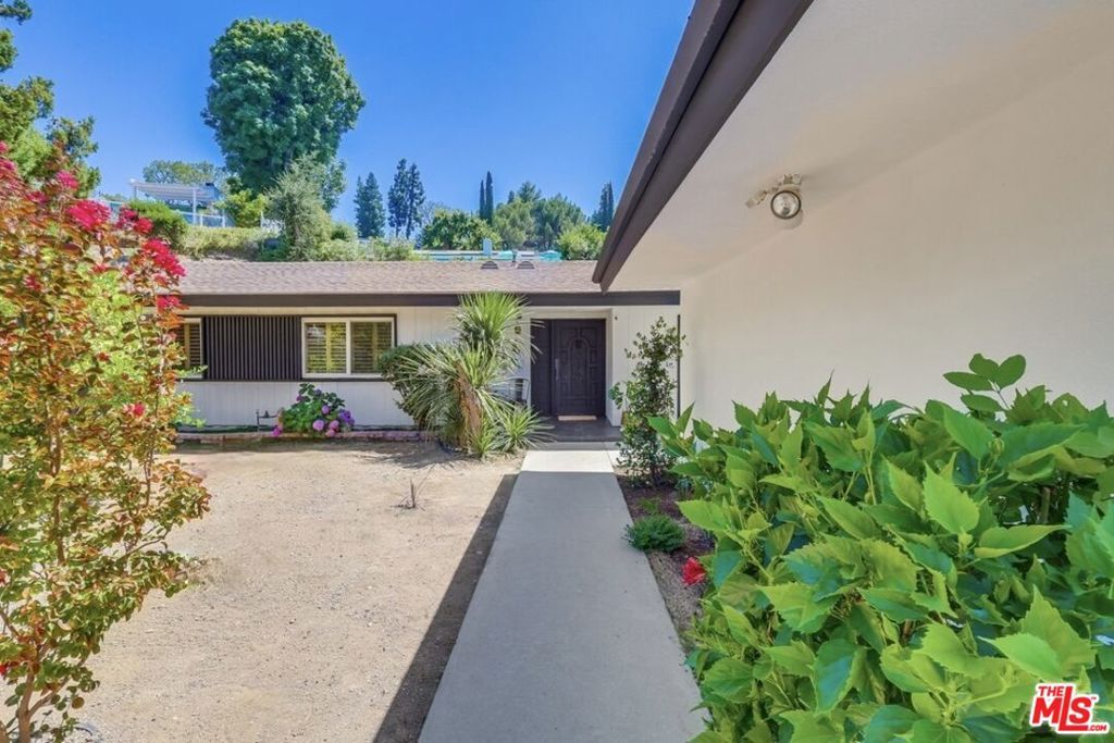 Photo of 24300 Clipstone Street, Woodland Hills, CA 91367 (MLS # 25574549)