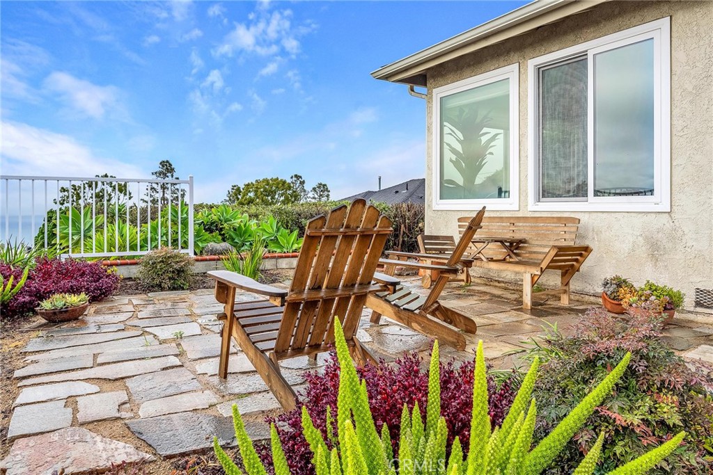 641 Via Los Miradores