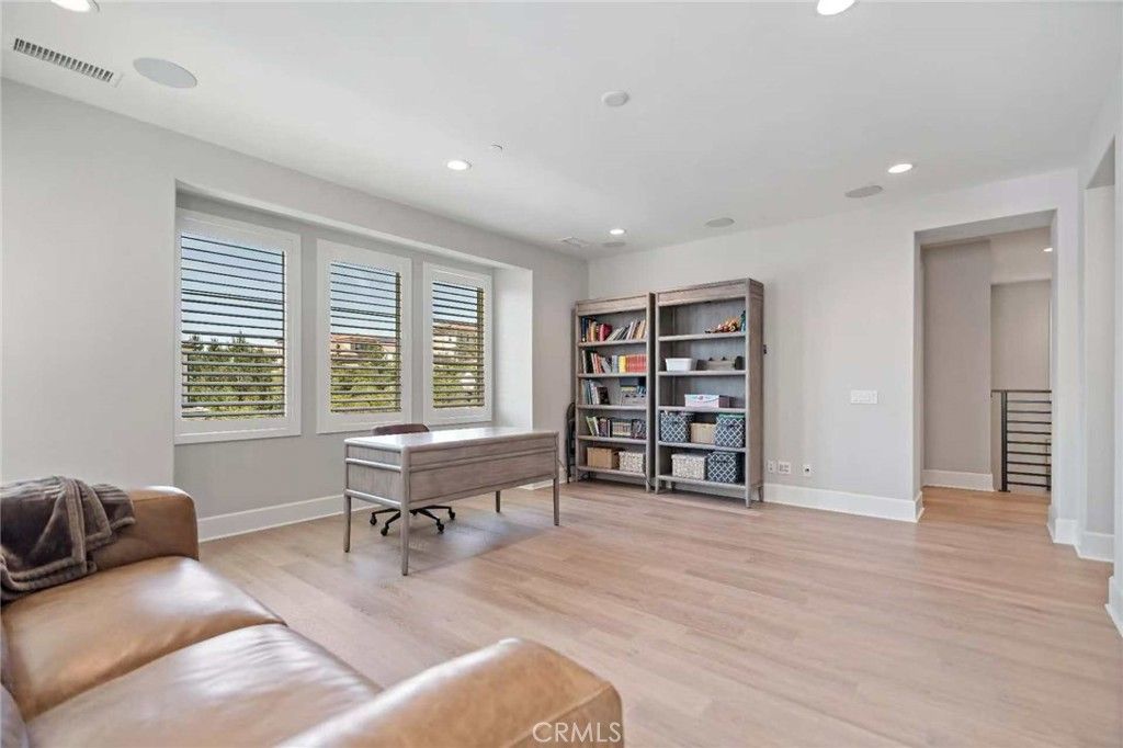 listing image 130725501040457743192
