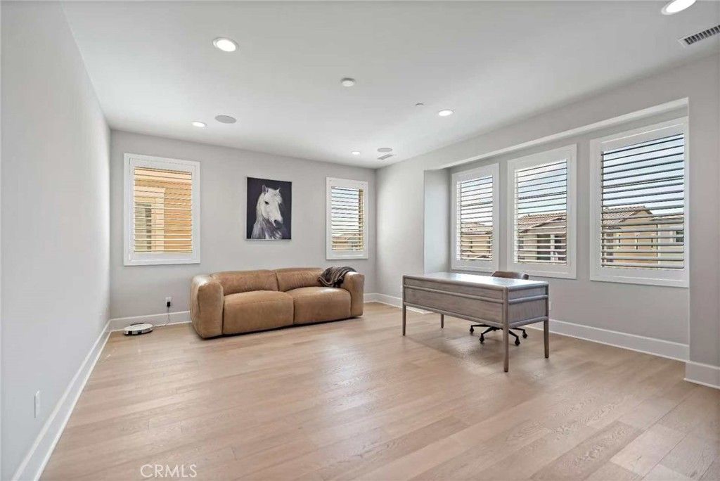 listing image 130724238299669414673