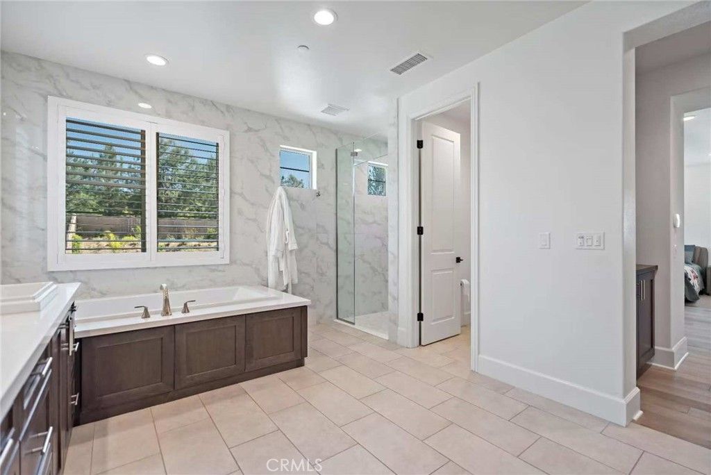 listing image 130725345245226601666