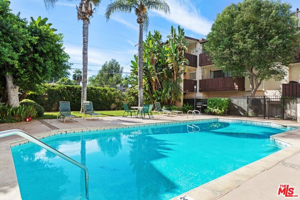 Photo of 14960 Victory Boulevard #102, Van Nuys, CA 91411 (MLS # 25570779)