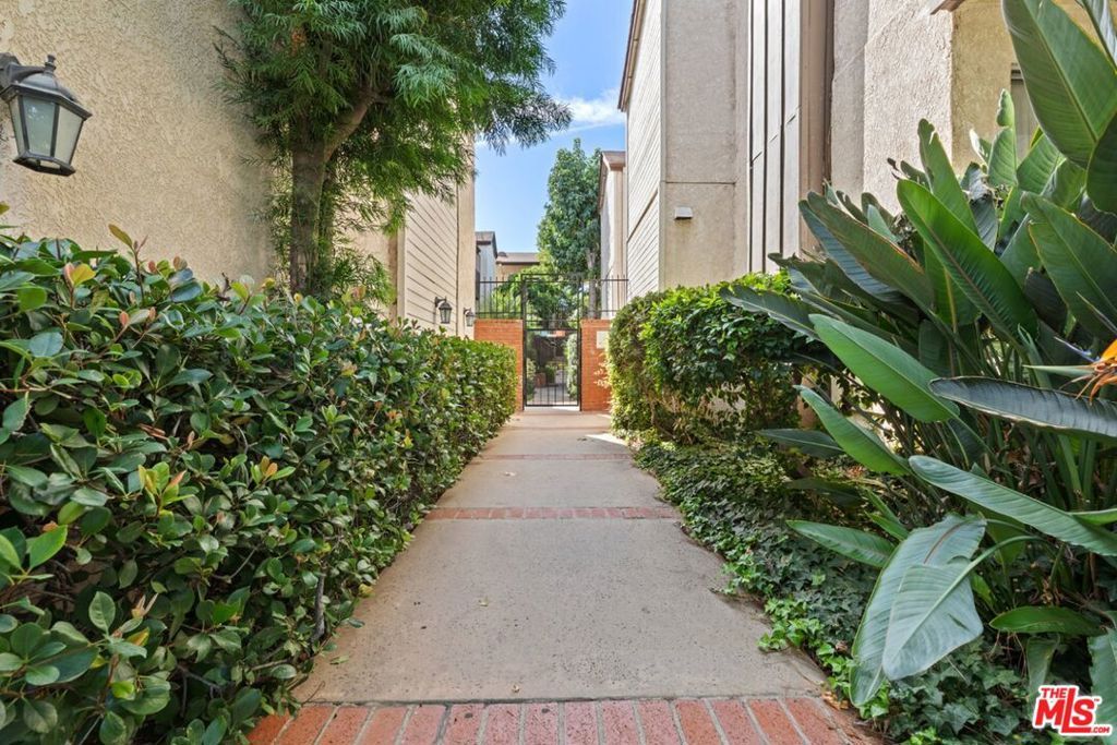 Photo of 14960 Victory Boulevard #102, Van Nuys, CA 91411 (MLS # 25570779)