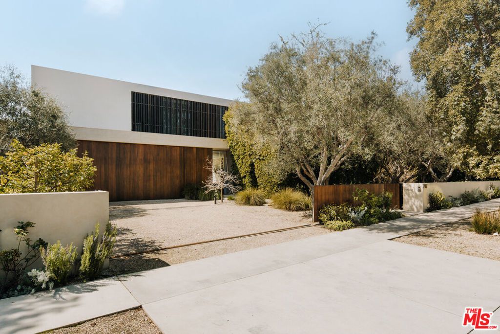 Photo of 717 Moreno Avenue, Los Angeles, CA 90049 (MLS # 25522841)