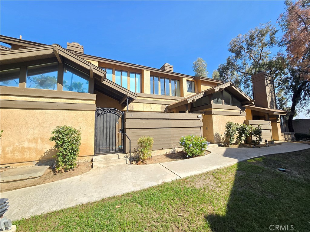 Beautiful Multi-Level Townhome for Rent – 3301 Columbus St #19, Bakersfield, CA / 2 bedrooms / 2.5 bathrooms
This spacious 2-bedroom, 2.5-bathroom multi-level townhome offers 1,243 sq. ft. of stylish living space with an attached 2-car garage and plenty of storage. Perfectly designed for comfort and functionality, this home is move-in ready upon approval!
No pets allowed.
Property Features:
Open floor plan with high vaulted ceilings and a bright, airy atmosphere
Recently painted interior with modern, neutral tones
Updated kitchen with granite countertops, stainless steel appliances (stove, microwave, and dishwasher)
Spacious living room with a cozy fireplace – perfect for relaxing evenings
Skylight and large windows offering plenty of natural light
Half bathroom downstairs for guests
Updated vanities in all bathrooms
Recessed lighting and elegant vinyl plank flooring throughout the home
Upstairs loft – ideal as a home office, reading nook, or extra living space
Garage & Laundry:
Attached 2-car garage with ample storage space
Washer & dryer hookups conveniently located in the garage
Community Amenities:
Enjoy access to a community pool and jacuzzi – perfect for relaxation and recreation
This home combines modern upgrades with a functional layout and is located in a well-maintained community. Whether you're entertaining guests or enjoying a quiet evening by the fireplace, this townhome has everything you need.
Location:
Conveniently located near shopping, dining, and freeway access, making commutes a breeze.
Ready for Move-In Upon Approval!
Don't miss out on this beautifully updated townhome – schedule your showing today!