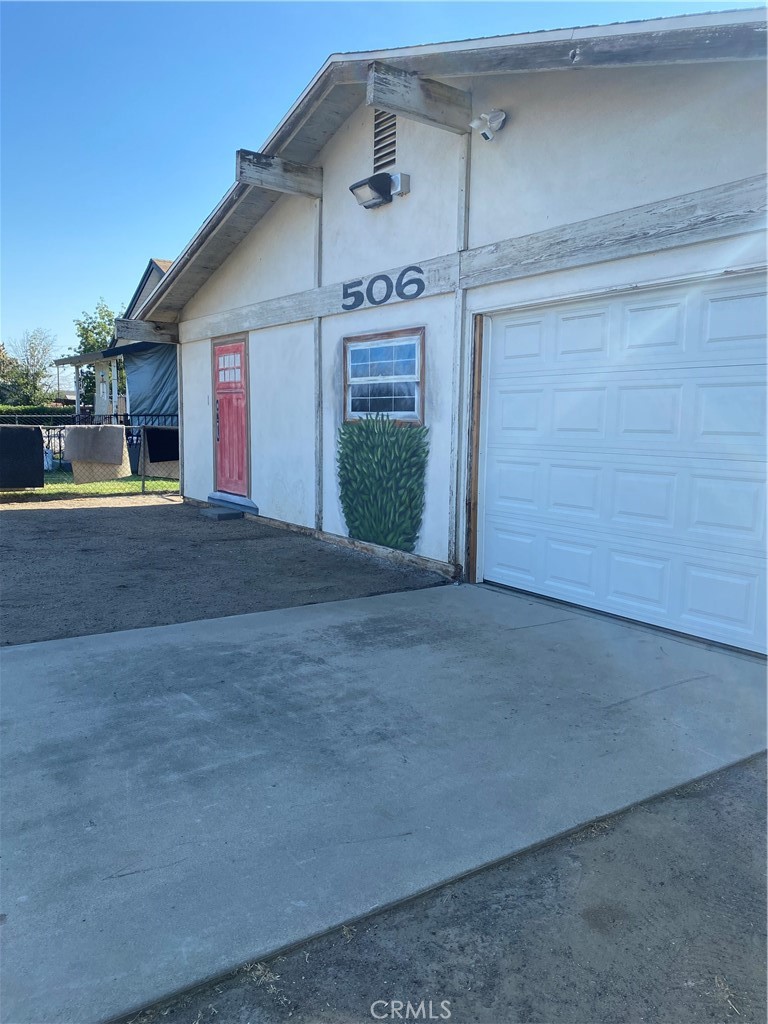 Main image without alt text