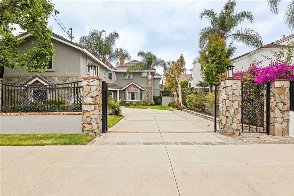 Photo of 4960 Densmore Avenue, Encino, CA 91436 (MLS # SR25109945)