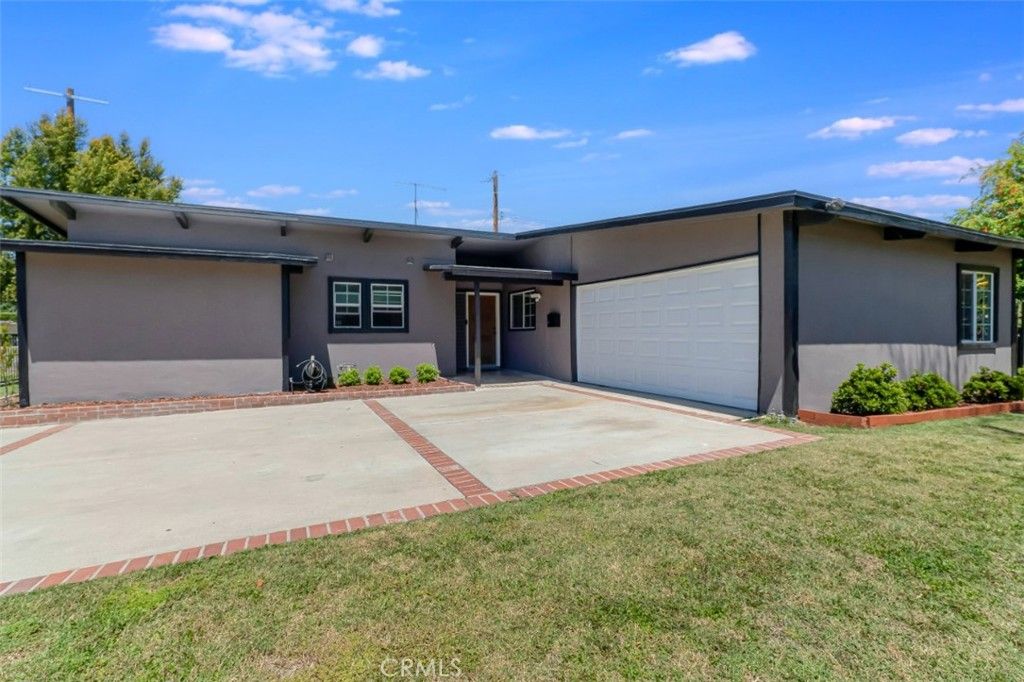 Photo of 18027 Hatton Street, Reseda, CA 91335 (MLS # SR26092345)