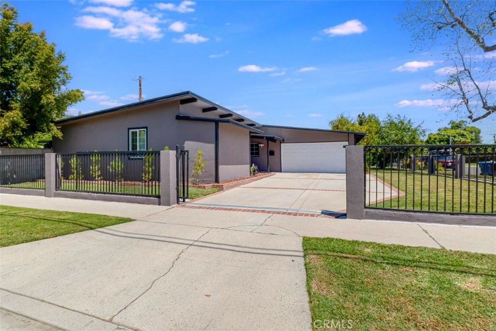 Photo of 18027 Hatton Street, Reseda, CA 91335 (MLS # SR26092345)