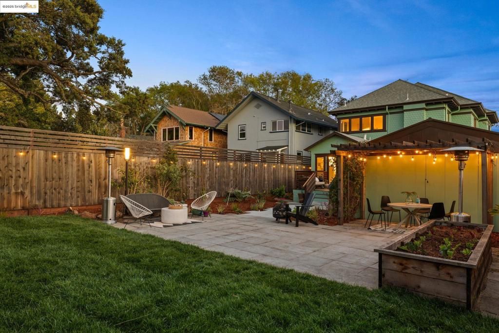 listing image 130727622534008096587