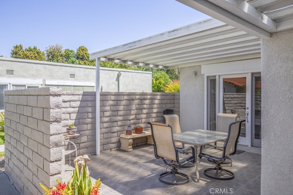 2372 Via Mariposa W B