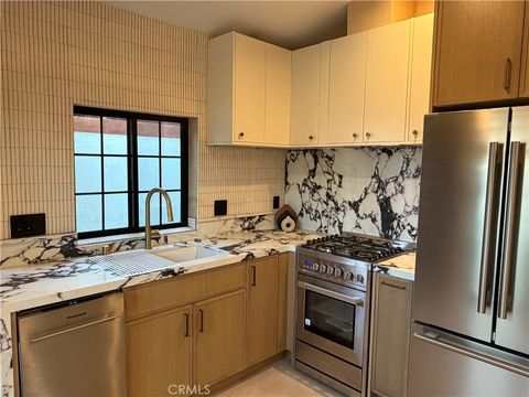 Photo of 6632 Fulton Avenue, Valley Glen, CA 91401 (MLS # SR26042909)