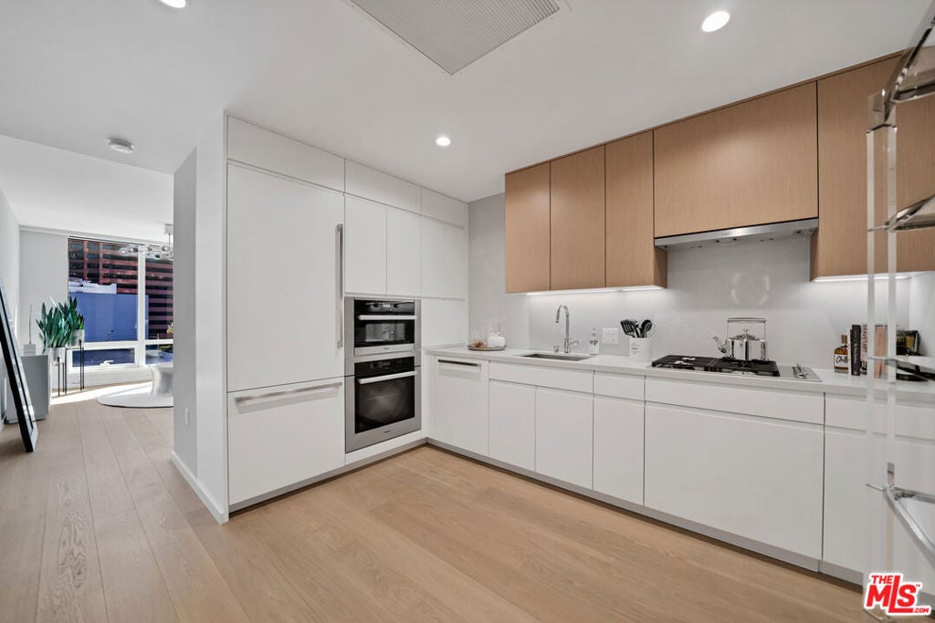 877 Francisco Street 609