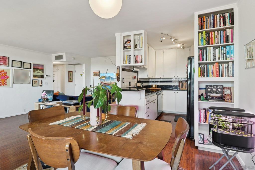 1907 Robinson Ave 105