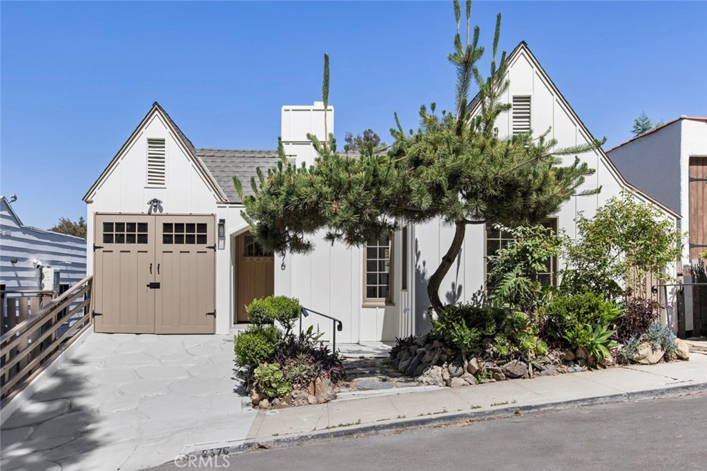 Luxe Silver Lake Retreat | 2 Bed, 2 Bath | $7,000/mo
Experience elevated living in this stunning 1,645 sqft modern residence in the heart of Silver Lake, just moments from the iconic reservoir. Thoughtfully designed for comfort and style, this home seamlessly blends indoor and outdoor living with 500 sqft of expansive deck space offering panoramic views of the Glendale Mountains.
Step inside and discover a sun-drenched open floor plan featuring:
Gourmet kitchen with matte white Café appliances, including refrigerator, stove, dishwasher, wine cooler & hood
Spacious living and dining areas designed for entertaining and relaxation
Two serene bedrooms and two spa-inspired bathrooms
Central A/C for year-round comfort
Attached garage with direct access
Outside, indulge in the ultimate California lifestyle with upper and lower view decks and a lush multi-level backyard with alleyway access, perfect for private gatherings or quiet evenings under the stars.
Lease Details
Rent: $7,000/month
Security Deposit: $7,000
Pet Deposit: $1,000 (if applicable)
Utilities: Tenant responsible for all utilities (water, gas, sewer, power, internet, etc.)
No smoking allowed
This rare Silver Lake retreat offers the perfect combination of luxury, privacy, and location—minutes from trendy dining, shopping, and the reservoir’s scenic trails.
Available now for discerning tenants seeking a high-end Silver Lake lifestyle.