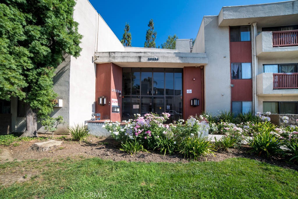 This remodeled Wonderful Winnetka Condo unit has an open floor plan with 2 family bedrooms & 1.75 remodeled baths. The unit is 990 square feet with 160 total units in the complex. The spacious living room has recessed lighting, ceiling fans and is conveniently adjacent to the dining room & remodeled kitchen. The dining room has a ceiling fan is located convenient the remodeled kitchen. The family chef will love the newly remodeled kitchen with ample cabinets, quartz counters & backsplash, a new range & range vent hood, new dishwasher, dual basin stainless steel sink & recessed lighting. The living room has new laminate flooring & recessed lighting. The units many amenities include a newly remodeled kitchen, new appliances, new laminate flooring throughout, recessed lighting, ceiling fans & remodeled bathrooms. You’ll enjoy entertaining family & friends in the complex’s common area with fenced pool, spa, recreation room with fireplace, pool table & kitchen & gym room. There are 2 assigned parking spaces #123 & 124. Close to schools, dining and shopping, CSUN & Pierce College, World Class dining & entertainment at The Village at Warner Center and Northridge Mall & easy freeway access.