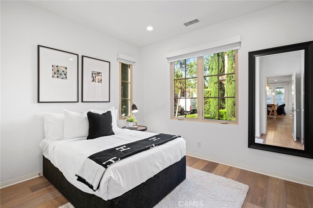 listing image 130725270739338924582