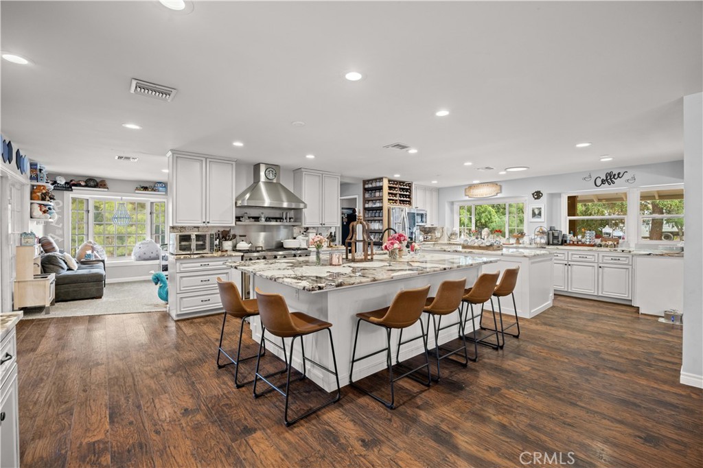 5981 Lakeview Avenue